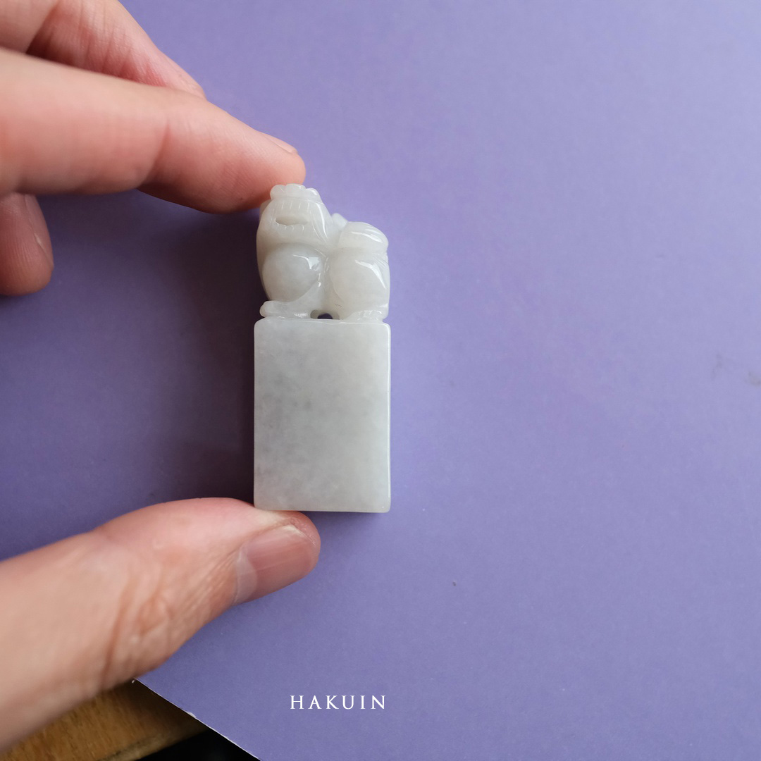 翡翠(ヒスイ) 彫刻 置物 落款印材 『HAKUIN』ホワイト翡翠 ミャンマー産天然ひすい 貔貅【商品番号99596】｜翡翠専門店ジョイテック