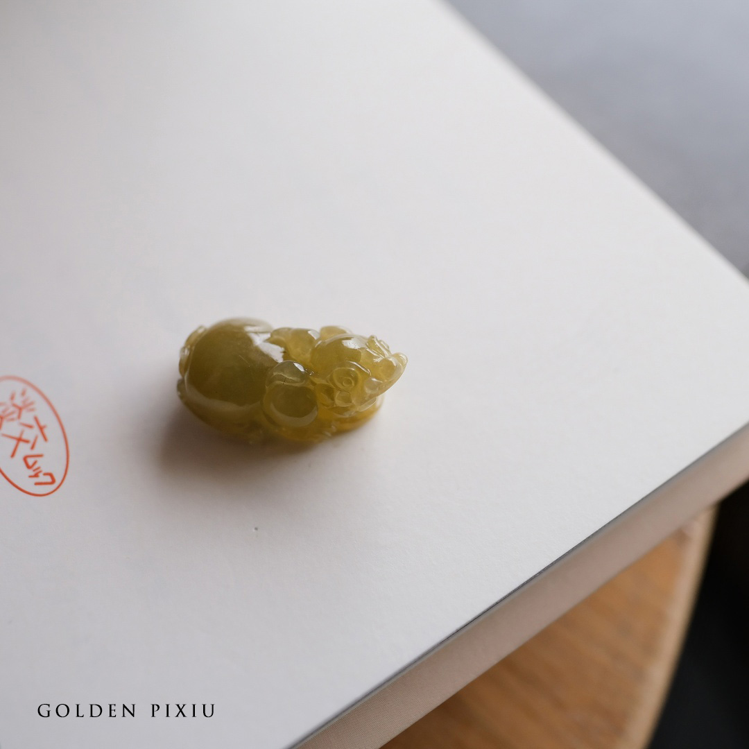 翡翠(ヒスイ) 彫刻 置物 『GOLDEN PIXIU』イエロー翡翠 ミャンマー産天然ひすい 貔貅 【商品番号99615】｜翡翠専門店ジョイテック 27,170円
