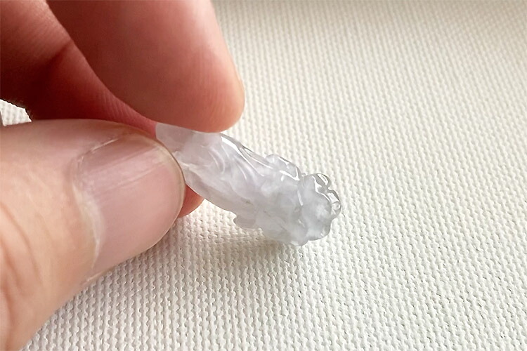 翡翠(ひすい)ペンダント/根付け『淡氷紫白菜』一点物 氷翡翠 高品質 無着色 ミャンマー産天然ヒスイ 硬玉 ナチュラルジェダイト 5月誕生石 国石 パワーストーン お守り 風水 ギフト プレゼント 縁起物 誕生日 記念日 彫刻 【送料無料】