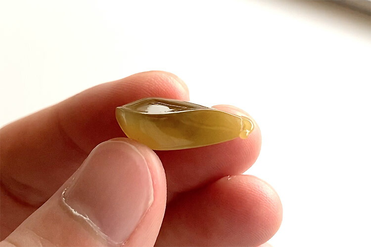 翡翠(ひすい)ペンダント/根付け/彫刻パーツ『蜜黄果実』一点物 黄色翡翠 高品質 無着色 ミャンマー産天然ヒスイ 硬玉 ナチュラルジェダイト 5月誕生石 国石 パワーストーン お守り ギフト プレゼント 縁起物 風水 幸運 金運 誕生日 記念日【送料無料】