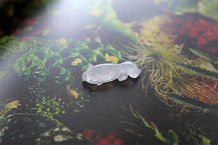翡翠(ひすい）パーツ・置物・インテリア 『透氷金魚』金運 一点物 無着色 高品質 氷翡翠 ジェダイト 硬玉 ナチュラル ミャンマー産天然ヒスイ 天然石 お守り パワーストーン 国石 5月誕生石 風水 ギフト プレゼント【送料無料】