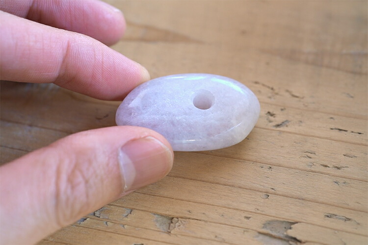 【さざれし工房】 翡翠 (ヒスイ) ペンダント・根付け「紫雲」大珠 ミャンマー産天然ひすい 一点物 無着色 ジェダイト 硬玉 アイスラベンダー翡翠 ナチュラル 5月誕生石 国石 パワーストーン お守り ギフト プレゼント 贈答品 縁起物【送料無料】