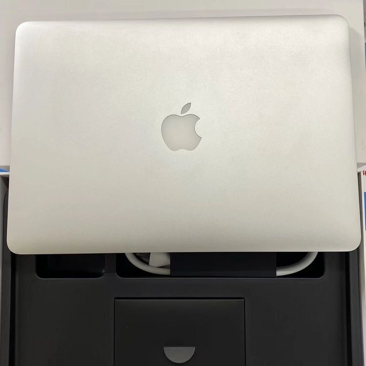 【中古】Macbook air 13in Corei5 8GB/256GB しろがね色 MMGG2J/A