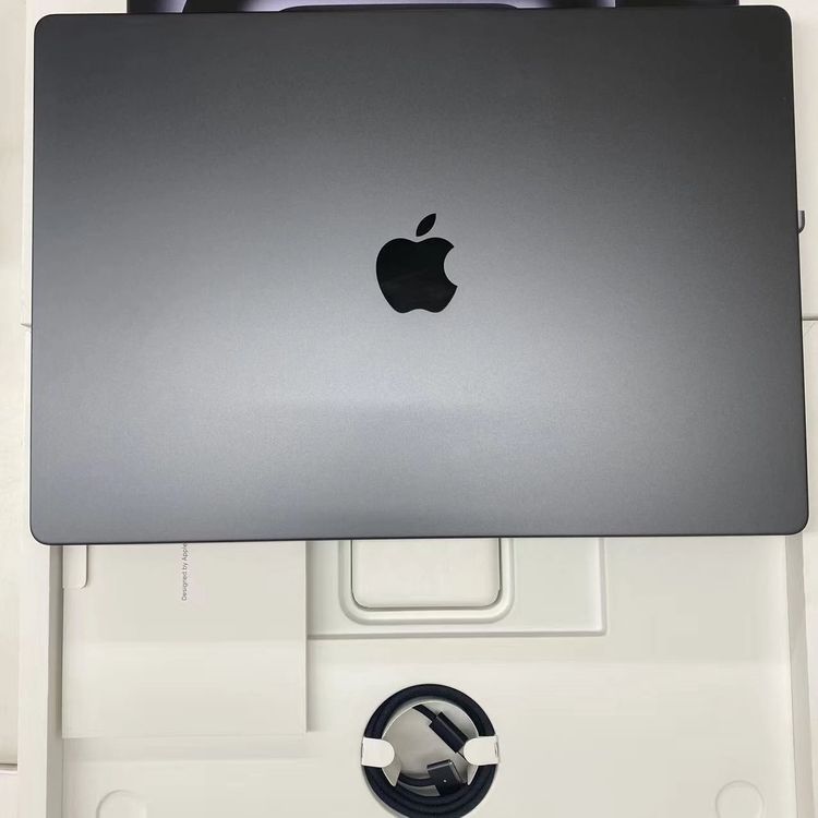 【中古】MacBook Pro 2024年 16in CTO (中央処理装置:16C/GPU:40C)64GB/