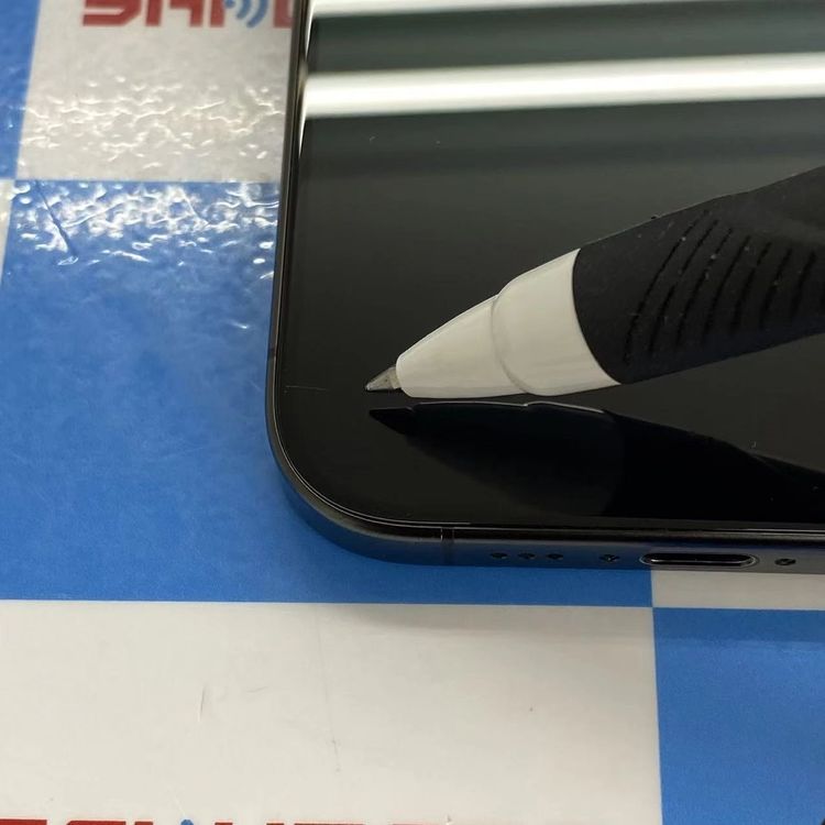 【中古】iPhone15 Pro 256GB 黒いことチタニウム MTUC3J/A Apple版SIM無償性