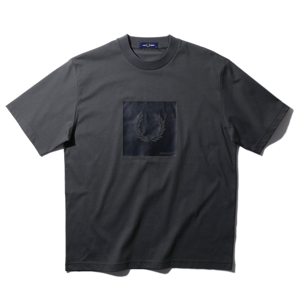 [10%OFF]フレッドペリー ボックス席グラフィックプルオーバー M2404 638 F緑であること FRED PERRY メンズ 半袖  朦々たる 今めかしい ご機嫌ブランド名 可愛らしい 2026年春夏 2026SS[060310] 父の日
