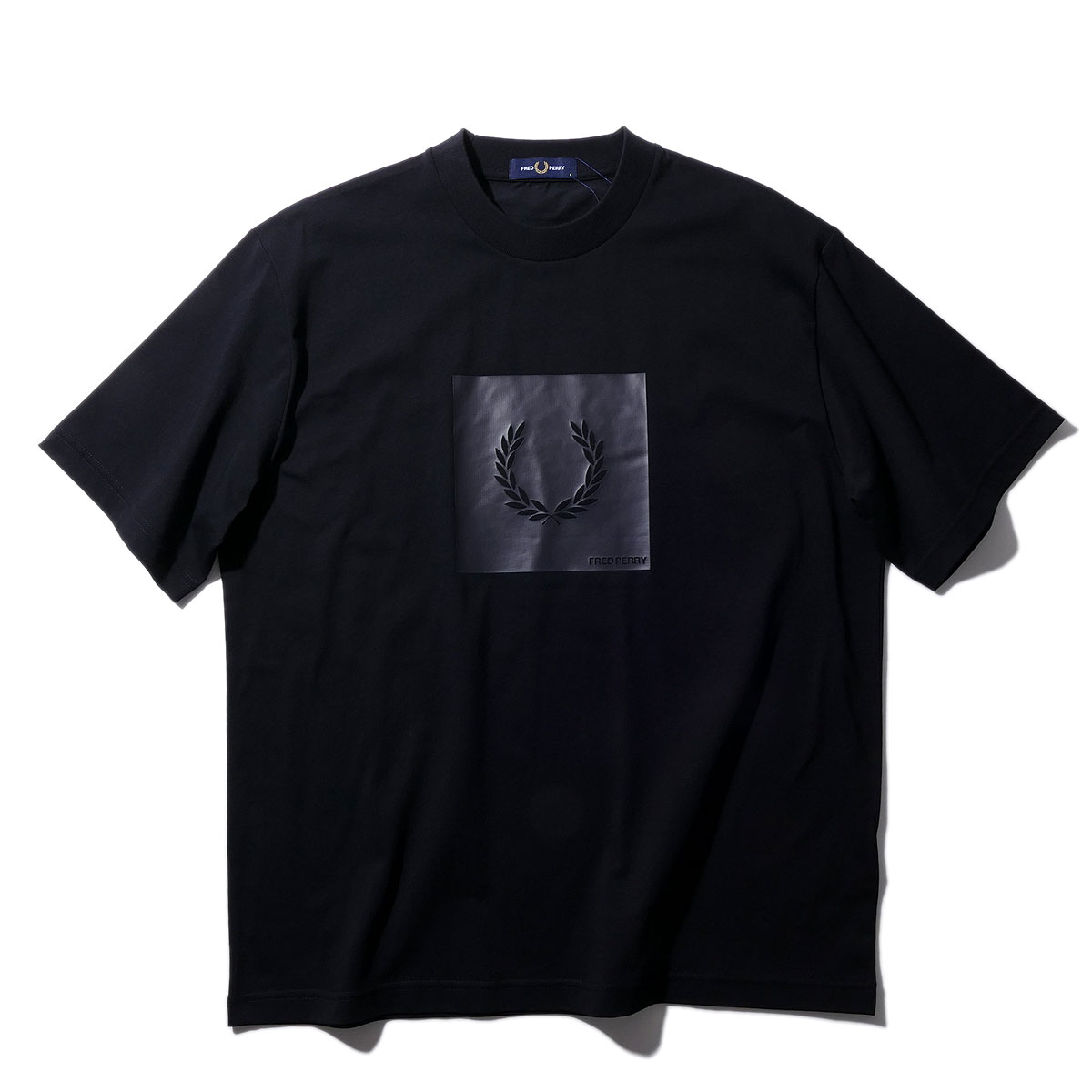 [10%OFF]フレッドペリー ボックス席グラフィックプルオーバー M2404 102黒いこと FRED PERRY メンズ 半袖  朦々たる 今めかしい ご機嫌ブランド名 可愛らしい 2026年春夏 2026SS[060310] 父の日
