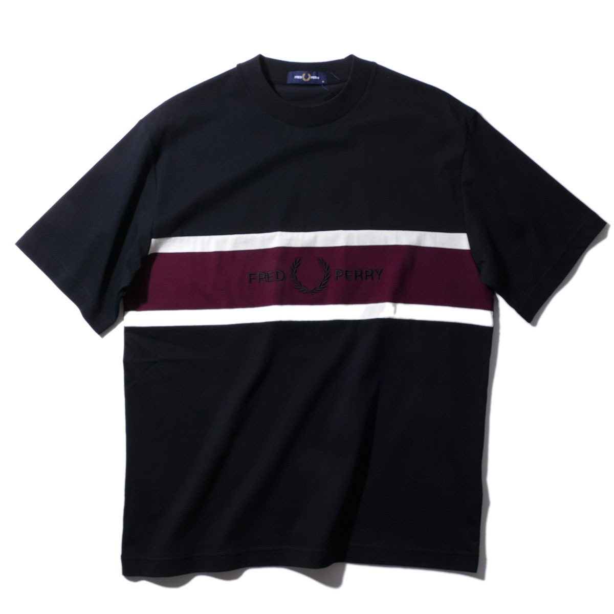[10%OFF]フレッドペリー エンブロイダリーパネルプルオーバー M2405 102黒いこと FRED PERRY メンズ 半袖  朦々たる 今めかしい ご機嫌ブランド名 可愛らしい 2026年春夏 2026SS[060310] 父の日