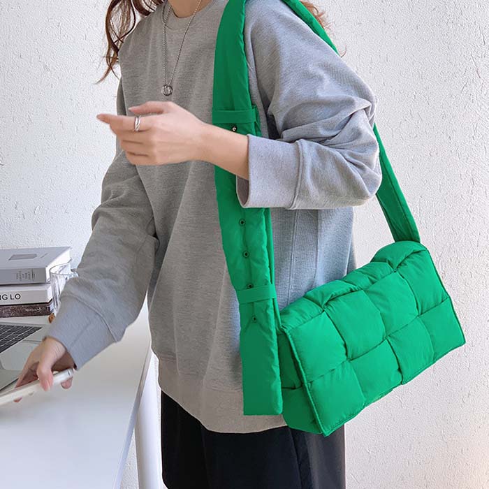 美品　キプリング　ショルダーバッグ　ナイロン　軽量　斜め掛け　グリーン　緑 キプリング Kipling NIKKI ショルダーバッグ （Rapid Green