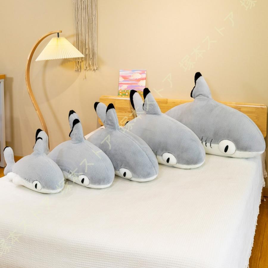 特大 低反発 抱き枕 大きいサイズ サメぬいぐるみ 可愛い 添寝枕 もちもち 柔らかい 癒し系 横向き寝 手触りふわふわ すやすや寝る ロング 抱きやすい
