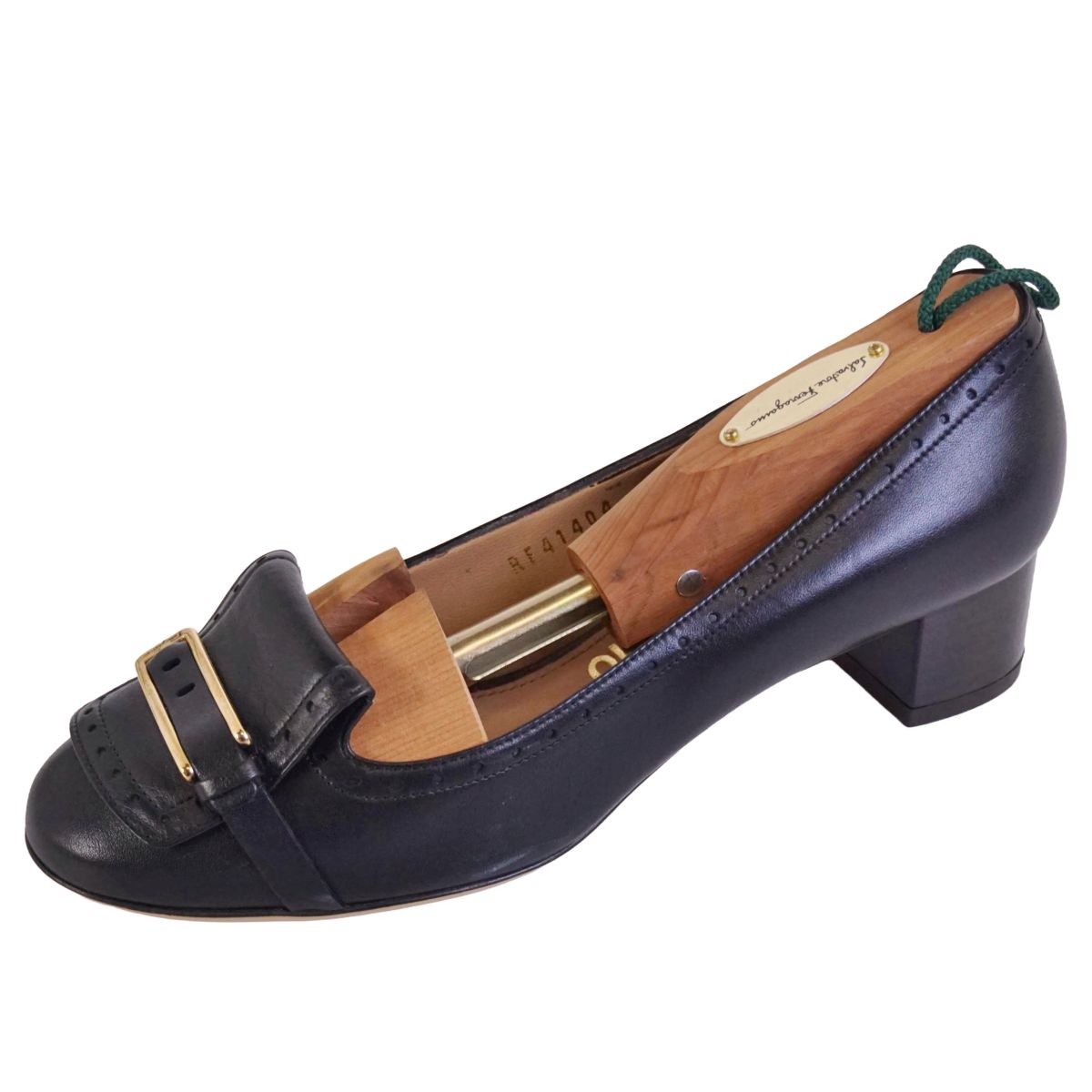 【新古品】サルヴァトーレ フェラガモ Salvatore Ferragamo パンプス なめし革 本革 ラウンドトゥ ゴールド金具 踵 イタリア製 シューズ 靴 レディース 6.5D(24珊好いかげんに) 黒いこと【中古】