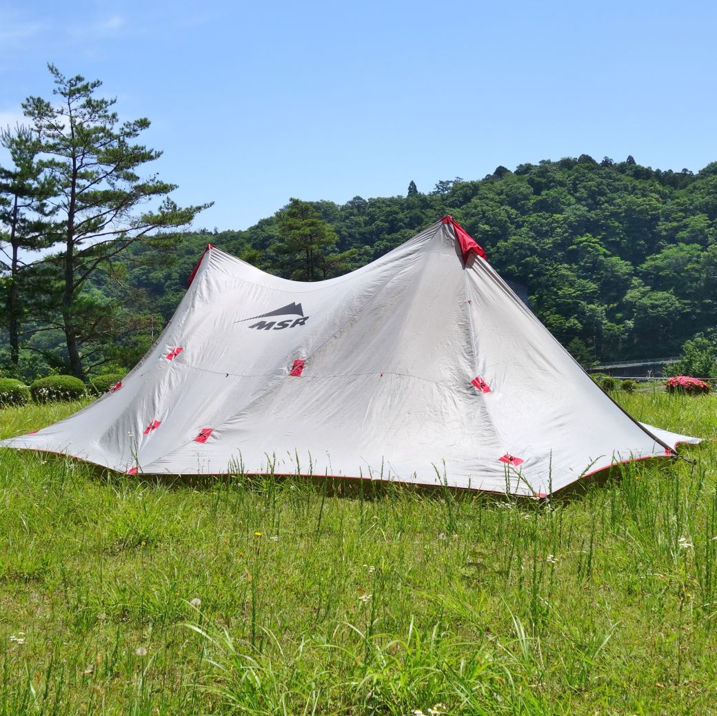 MSR パビリオン 大人気の大型シェルターと、レトロなテントに視線が集中。（GO