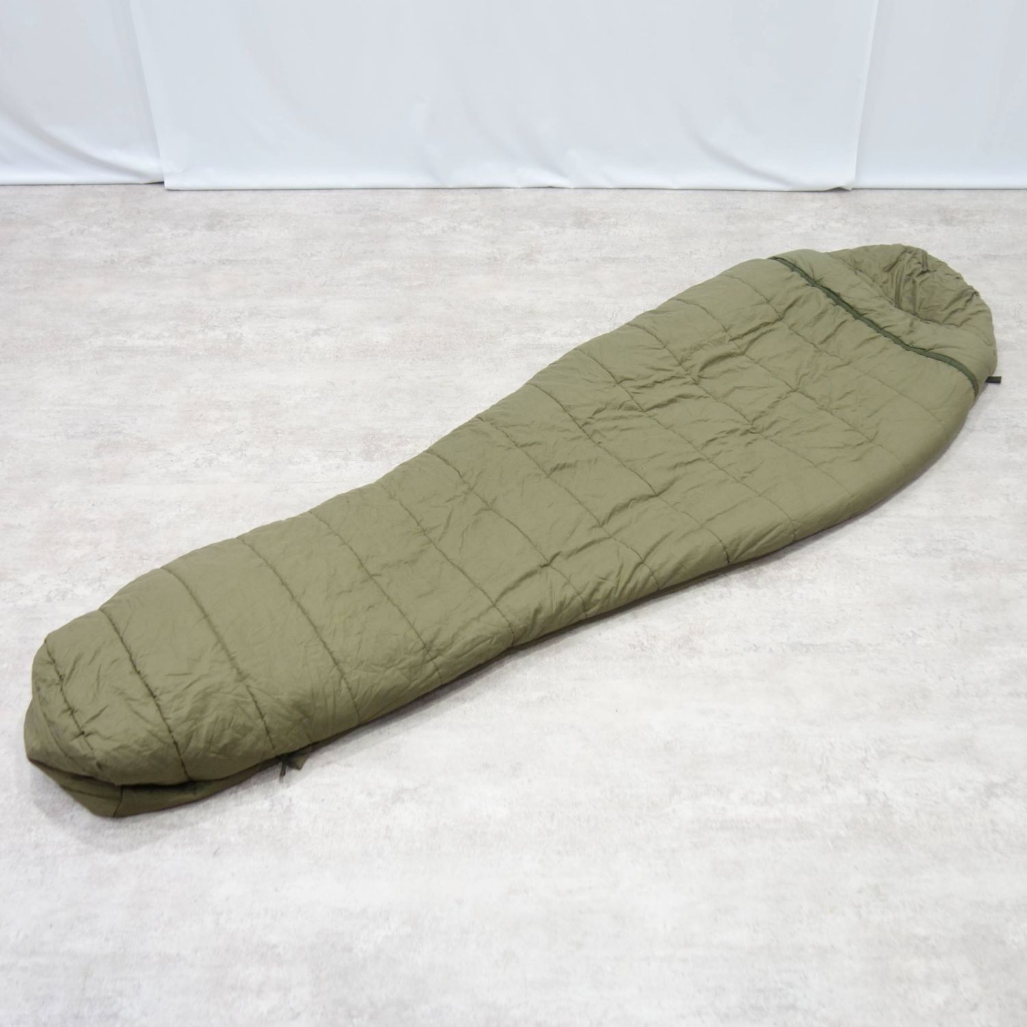 【美品】カリンシア CARINTHIA シュラフ ウィルダネス 化繊 寝袋 冬用 寝具 難民キャンプ アウトドア カーキ緑であること【中古】