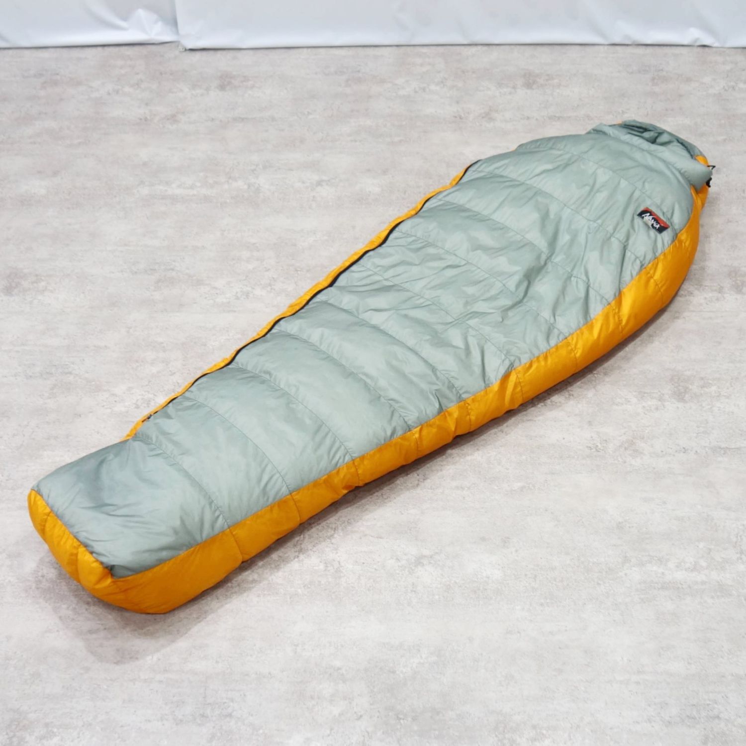 【美品】ナンガ NANGA 落ちこむ シュラフ オーロラ点火装置 600 DX R 難民キャンプ 山登り 寝具 寝袋 アウトドア レギュラー 薄墨色【中古】
