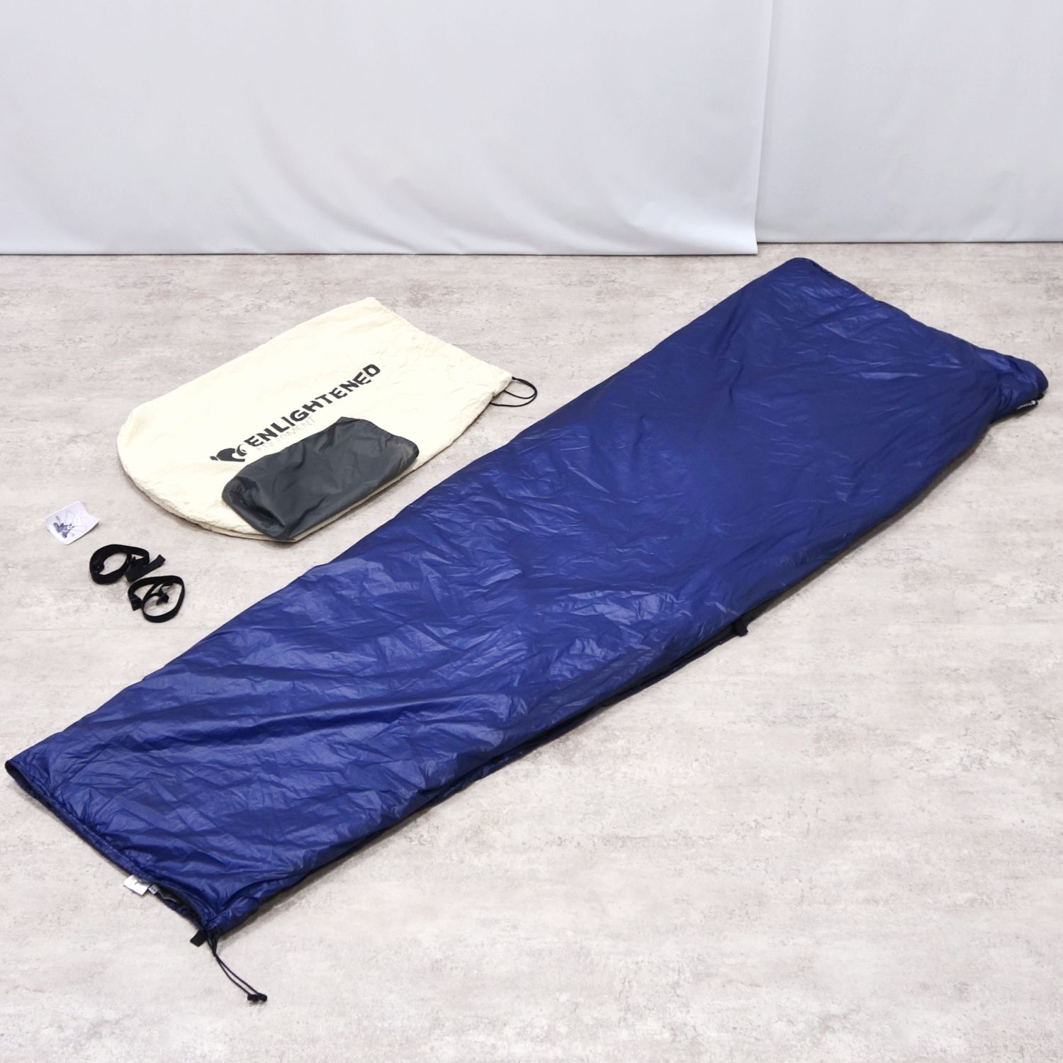 【新品負けず劣らず】エンライテンド 備品 ENLIGHTENED EQUIPMENT Revelation APEX 50F 化繊 キルト 夏用 10度相応う 山登り 難民キャンプ 寝具 アウトドア 青色【中古】