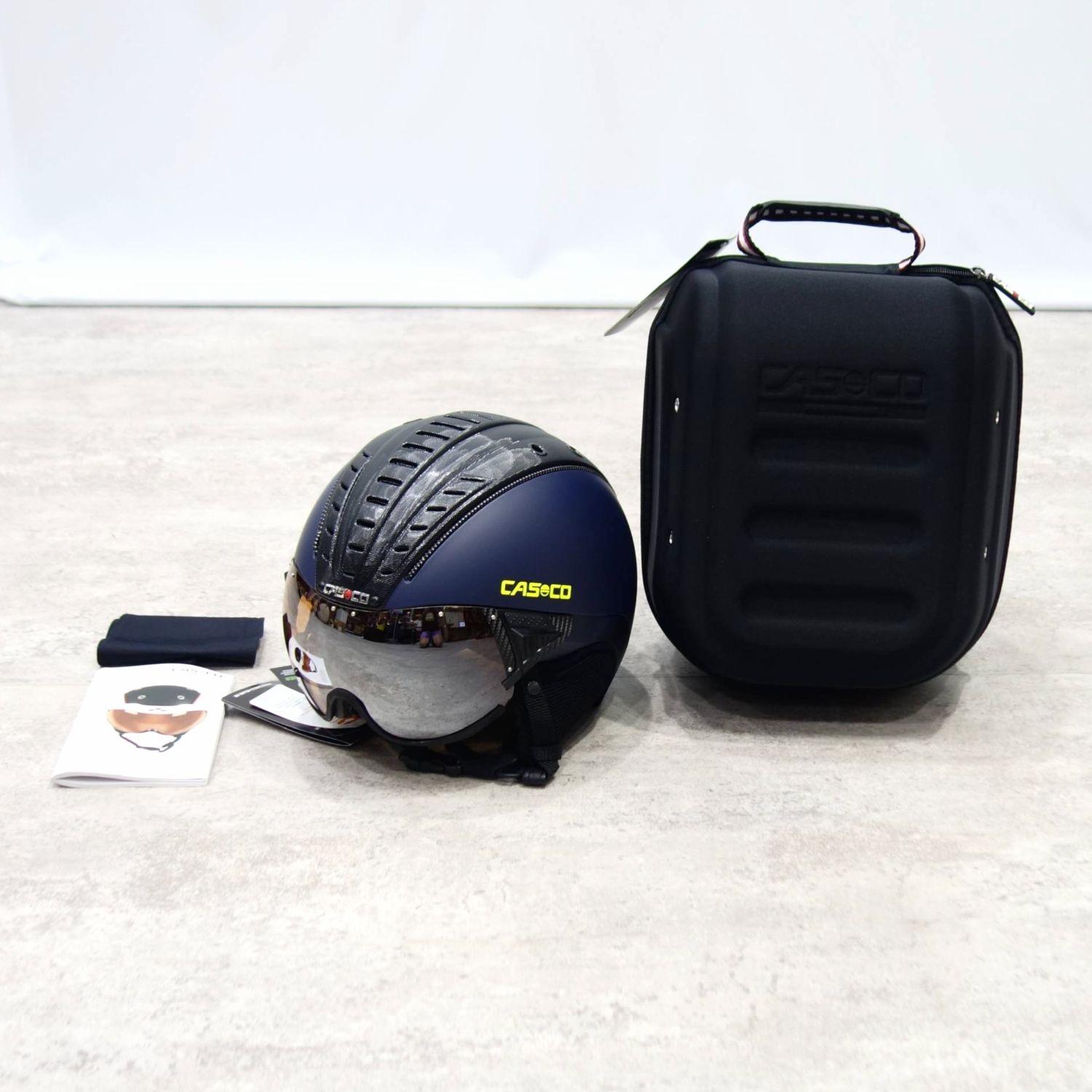 【新古品】カスコ CASCO スキー ヘルメット SP-2 Carbonic バイザー 一体型 ケース付き アウトドア XL 60-62cm ミットナハツブラウ(ミッドナイトブルー)【中古】｜MODEST LORD 仙台 店