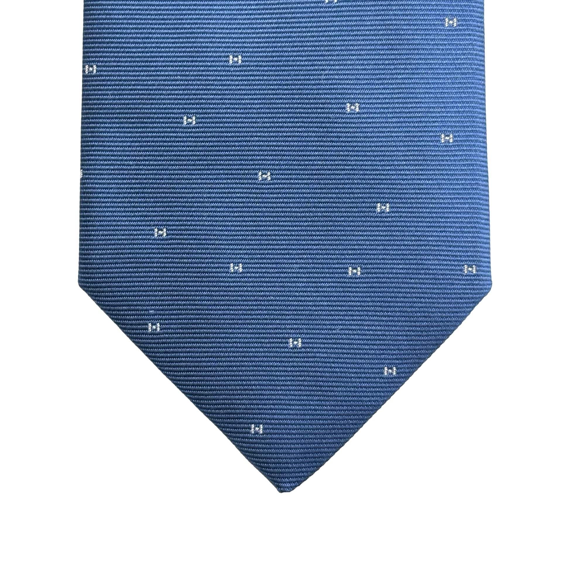 【新品未使用】 Hermes エルメス NECKTIE シルクタイ 7 cm 《マグニファイングH》 ネクタイ ブルー・モワイヤン / 白 シルク100％ 新品未使用 100%SILK｜Mohlong Luxury