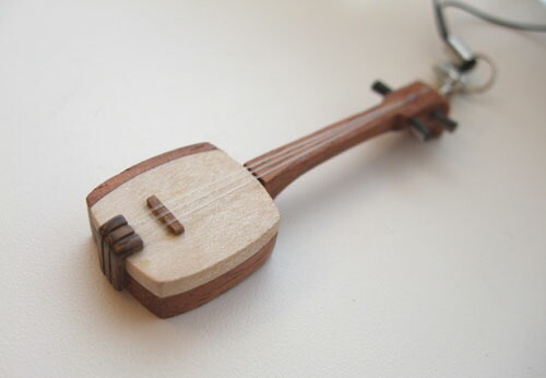 エレクトリック　 津軽三味線　ストラップピン付き 三味線 木製和楽器ストラップ | 音楽雑貨の店 セレナード