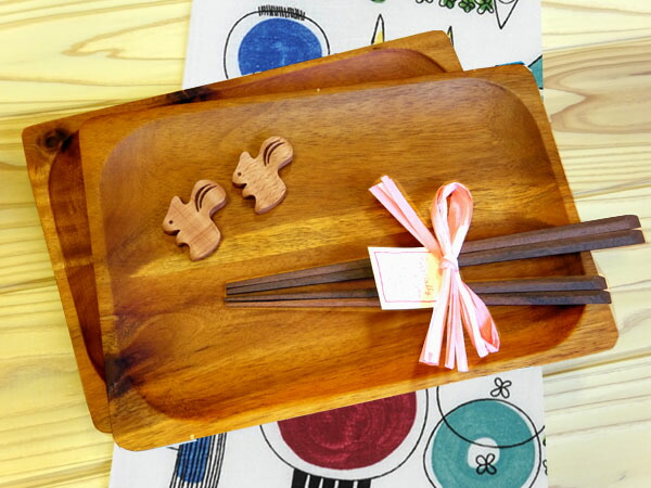 結婚祝いギフト食器セット-６ 木製 全7点セット 箱の横幅29.9cm 無料ラッピング 丸和貿易 レクタングルプレート(S)2枚 籐芸 五角箸2膳 箸置き2個 アルメダールス キッチンタオル1枚
