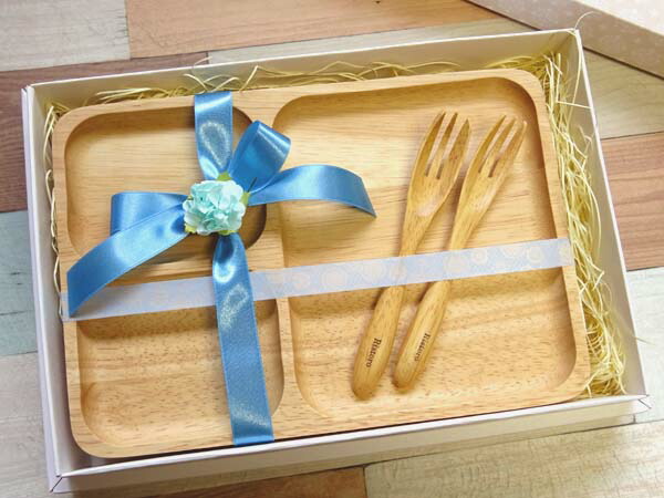 結婚祝いギフト食器セット-17 木製 全4点セット 箱の横幅29.9cm 無料ラッピング 丸和貿易 ランチプレート2枚 フォーク2本