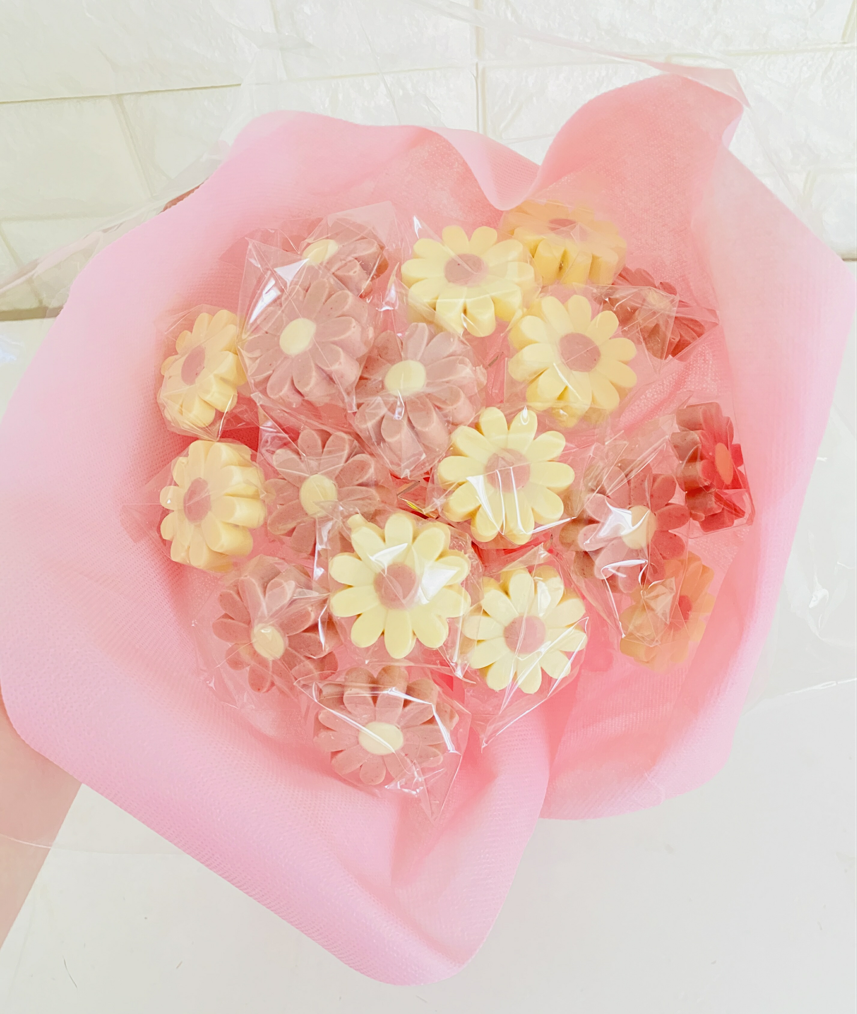 黒茶お花胸華 極上スイーツ おっ母さんの日日 コサージ ご降誕日手土産 バレンタイン 毛唐人デー モンチョコレートトリー 高級チョコレート ショコラ 退社序でスイーツおお菓子 お配り失費お菓子 チョコレートで作ったお花で 花束を作りました 虚無彩恋びとで未開拓な色の