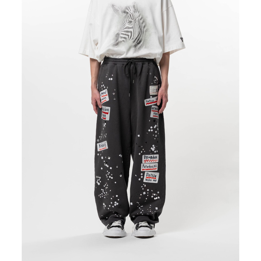 ＼全品P10倍！4/4(土)20時～／ Maison MIHARA YASUHIRO | メゾンミハラヤスヒロ Embellished Sticker Sweat Pants BLACK (A16PT552) 26SS 26春夏 パンツ スウェット スウェットパンツ Navinder Nangla ステッカーグラフィック