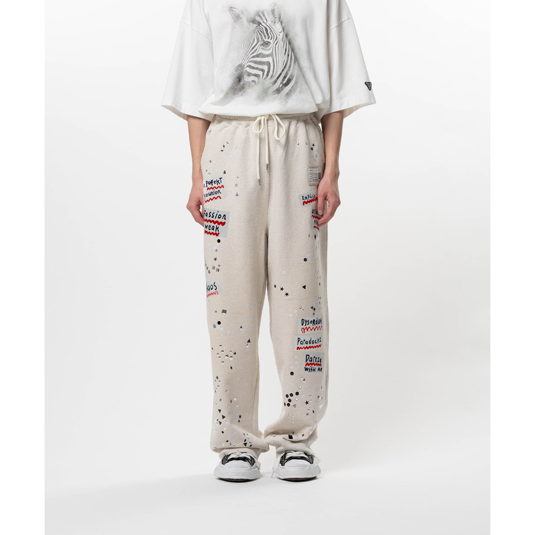 ＼全品P10倍！4/4(土)20時～／ Maison MIHARA YASUHIRO | メゾンミハラヤスヒロ Embellished Sticker Sweat Pants WHITE (A16PT552) 26SS 26春夏 パンツ スウェット スウェットパンツ Navinder Nangla ステッカーグラフィック