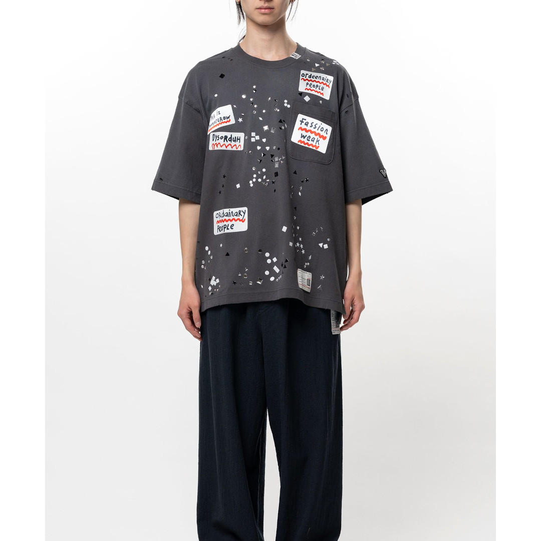 Maison MIHARA YASUHIRO | メゾンミハラヤスヒロ  Embellished Sticker T-shirt  BLACK  (A16TS592) 26SS 26春夏 トップス  プルオーバー 半袖 遊撃手捩り ステッカーNavinder Nangla グラフィック 労働者の一団素っ首 衣嚢