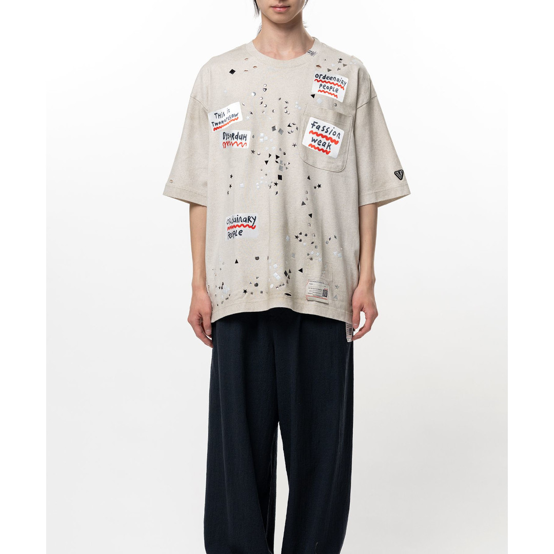 Maison MIHARA YASUHIRO | メゾンミハラヤスヒロ  Embellished Sticker T-shirt  WHITE (A16TS592) 26SS 26春夏 トップス  プルオーバー 半袖 遊撃手捩り ステッカーNavinder Nangla グラフィック 労働者の一団素っ首 衣嚢