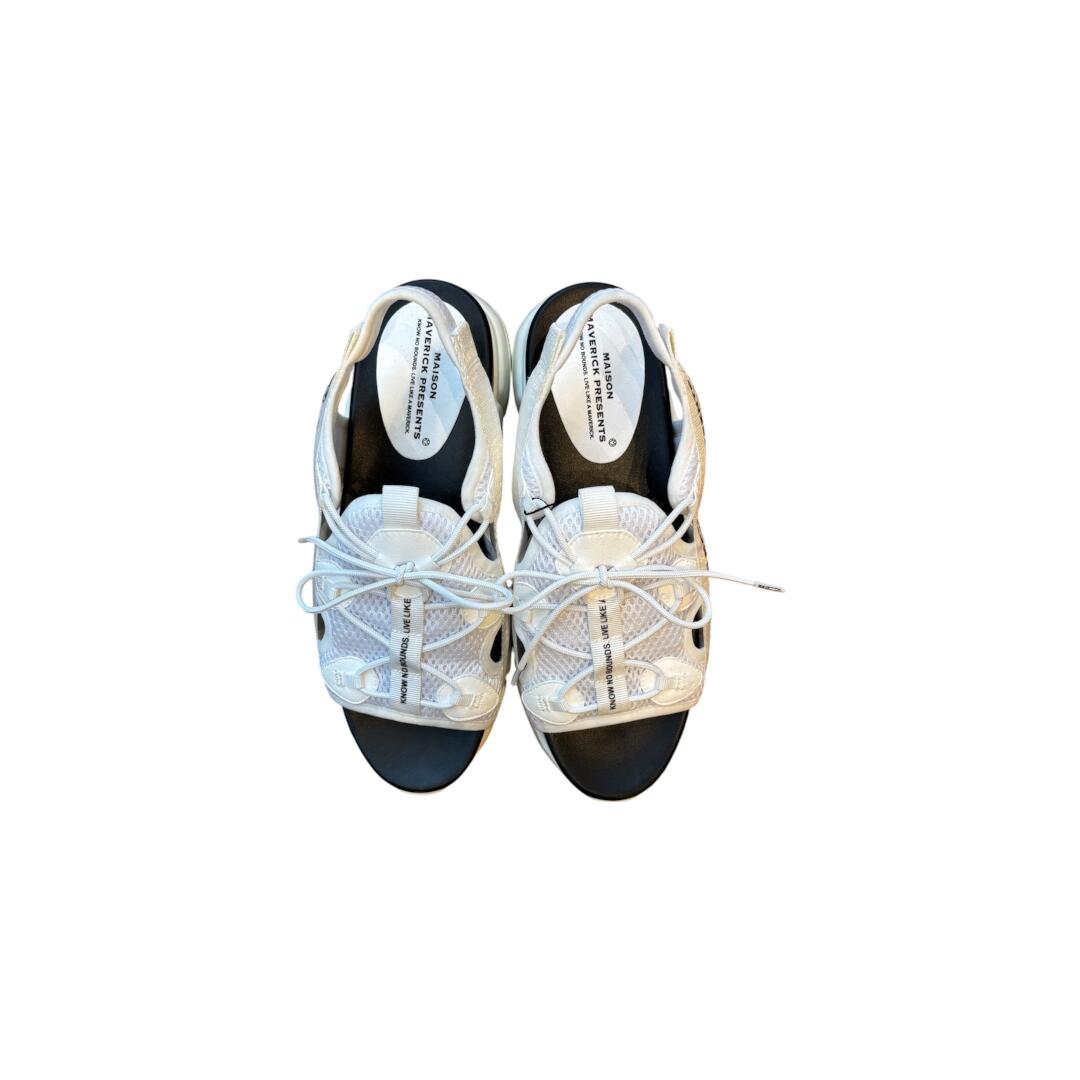 MAISON MAVERICK PRESENTS 【棲み家 マヴェリック プレゼンツ】 WHITE-WHITE (MS2553) 26SS 26春夏 運動競技サンダル