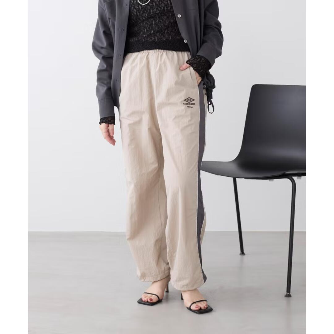 ★ MICA \u0026 DEAL【マイカアンドディール】【UMBRO×MICA\u0026DEAL】色彩設計ナイロントラックパンツ BEIGE (0126303109) 26AW 26秋冬 ナイロン ズボン下