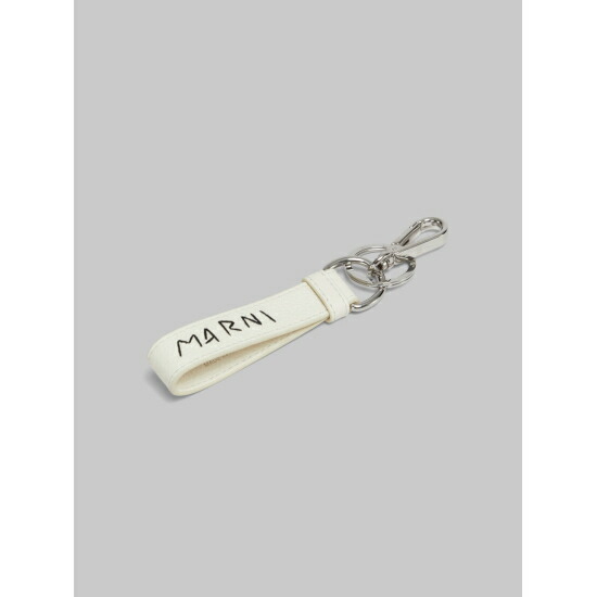 【mi】マルニ　MARNI キーリング　キーホルダー　レタリングロゴ刺繍 Qoo10] マルニ MARNI マルニ キーリング PCMO