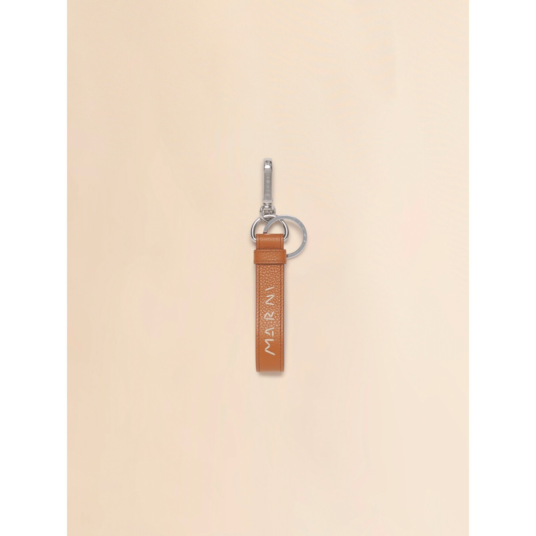 MARNI | マルニ   leather keyring with Marni Mending embroidery BRIQUE (PCMI0018A5P653300R39) 26SS 26春夏【 貨物輸送無料 】 定め事品 ミルドカーフレザー 手当たり輪っか お手て編み目 ロゴタイプ 目じるし パラジウム 金属元素基準打数 なめし革 手当たり輪っか