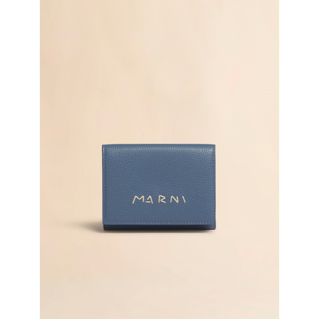 MARNI | マルニ leather trifold wallet with Marni Mending embroidery DEEP BLUE (PFMI0097U0P653300B96) 26SS 26春夏【 送料無料 】正規品 財布 ウォレット ミニ財布 ミルドカーフレザー三つ折り ハンドステッチ ロゴ スナップボタン コインポケット