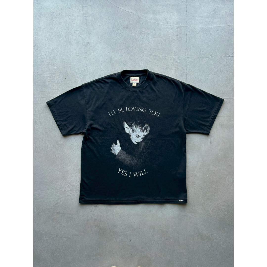 KAMIYA | カミヤ “LOVING” Tee T/C BLACK (G16TS095) 26SS 26春夏 トップス Tシャツ プリント