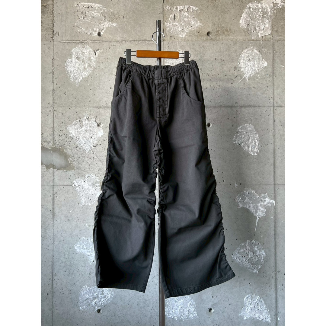 GABRIELA COLL GARMENTS | ガブリエラ 電話を掛ける ガーメンツ  NO.267 THIN CANVAS DRAPED TROUSERS  BLACK  (S14-267) 26SS 26春夏 ズボン下 トラウザーズ  酉の方角天然ゴム ドローコード