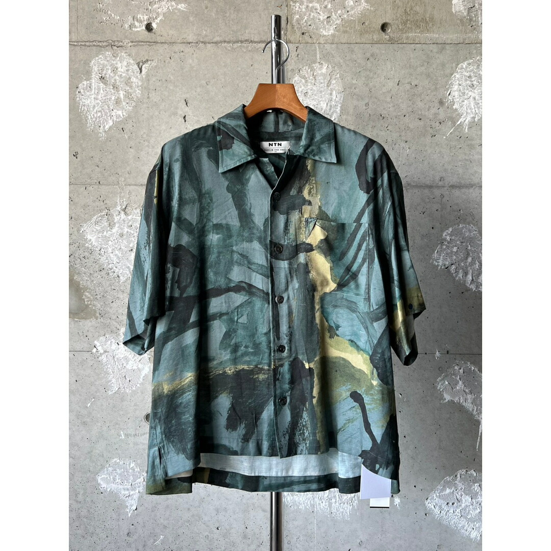 NTN | エヌティーエヌ MARIJN VAN KREIJ S/S OPEN COLLAR SHIRT BLACK PAINT (N006-046143)  26SS 26春夏トップス プルオーバー 開襟 明けひろげ色合い 遊撃手衣手 二分の一衣手 半袖 えの具 マラインヴァンクライ