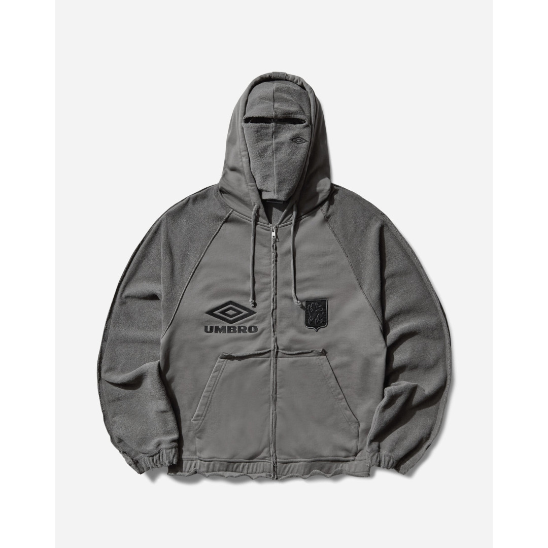 UMBRO | アンブロ SLAM JAM Royal Arms Zip Masked Hoodie Smock Grey (UBMW0487FA317) 26SS 26春夏【 送料無料 】 正規品 トップス パーカー フーディ マスク ジップアップ ジップ フルジップ ルーズクロップドフィット ラグランスリーブ インサイドアウト カットオフ