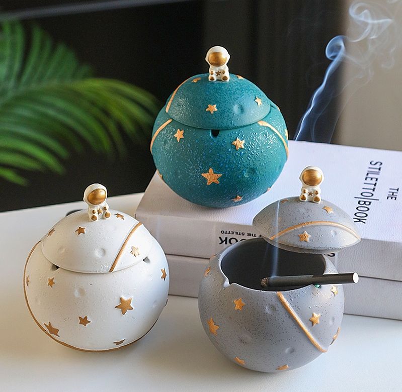 クリアランスsale!期間限定! 灰皿 惑星の上に座る宇宙飛行士 球形 星模様 蓋付き 陶器製 グレー vlv-law.be