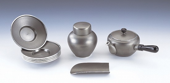 【桐箱入】\u003cBR\u003e大阪錫器\u003cBR\u003e茶器揃 みやび※名入不可※\u003cBR\u003e新茶蔵入り 保護すること容れもの 茶壷 錫器 茶筒 酒器 オオサカスズキ おおさかすずき osakasuzuki \u003cBR\u003e 生まれ落ちる日 差し上げ物 差し上げ物 祝い事