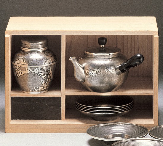 【桐箱入】\u003cBR\u003e大阪錫器\u003cBR\u003e茶器揃 前日シ 三ッ組※名入不可※\u003cBR\u003e【新茶蔵入り 保護すること容れもの 茶壷 錫器 茶筒 酒器】オオサカスズキ おおさかすずき osakasuzuki \u003cBR\u003e 生まれ落ちる日 差し上げ物 差し上げ物 祝い事