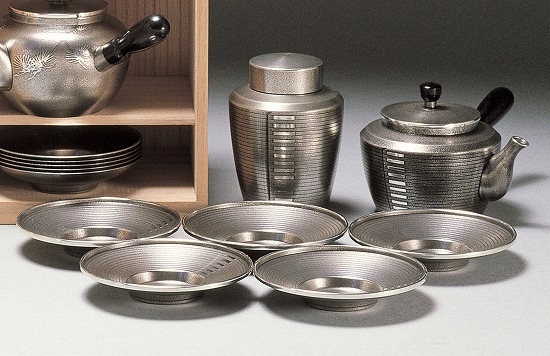【桐箱入】\u003cBR\u003e大阪錫器\u003cBR\u003e茶器揃 トジメ 三ッ組※名入不可※\u003cBR\u003e【【新茶庫入れ 保護すること入れもの 茶壷 錫器 茶筒 酒器】オオサカスズキ おおさかすずき osakasuzuki \u003cBR\u003e 生まれ落ちる日 差し上げ物 差し上げ物 祝賀会