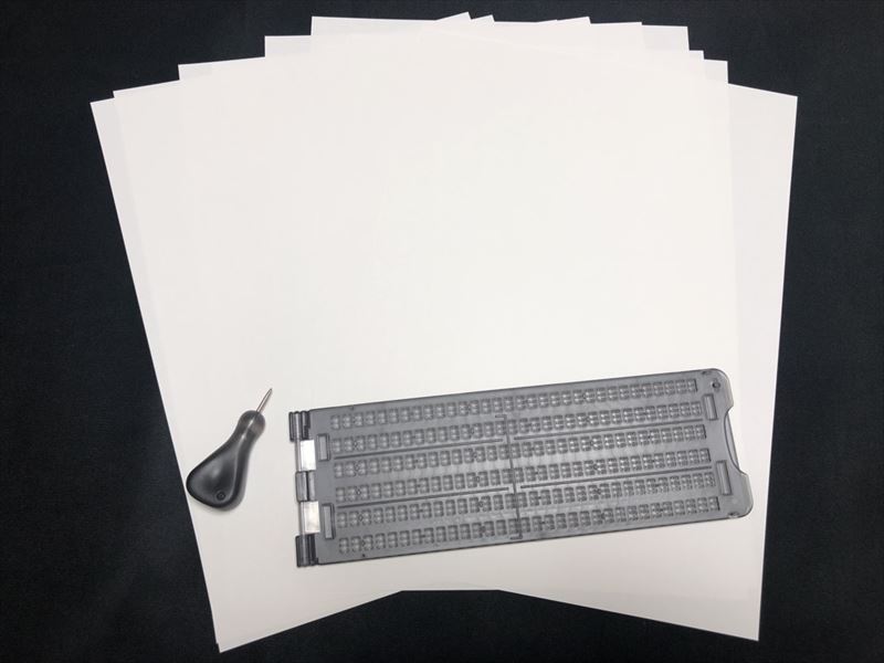 楽天市場 点字器 点字用紙 プラスチック製 視覚障害者 ６行３２マス 点字 小型点字器 練習 初心者 ケース付き 暇つぶし グッズ Stay Home ステイホーム おうち時間 子供 大人 暇 おもしろ博物館ショップ