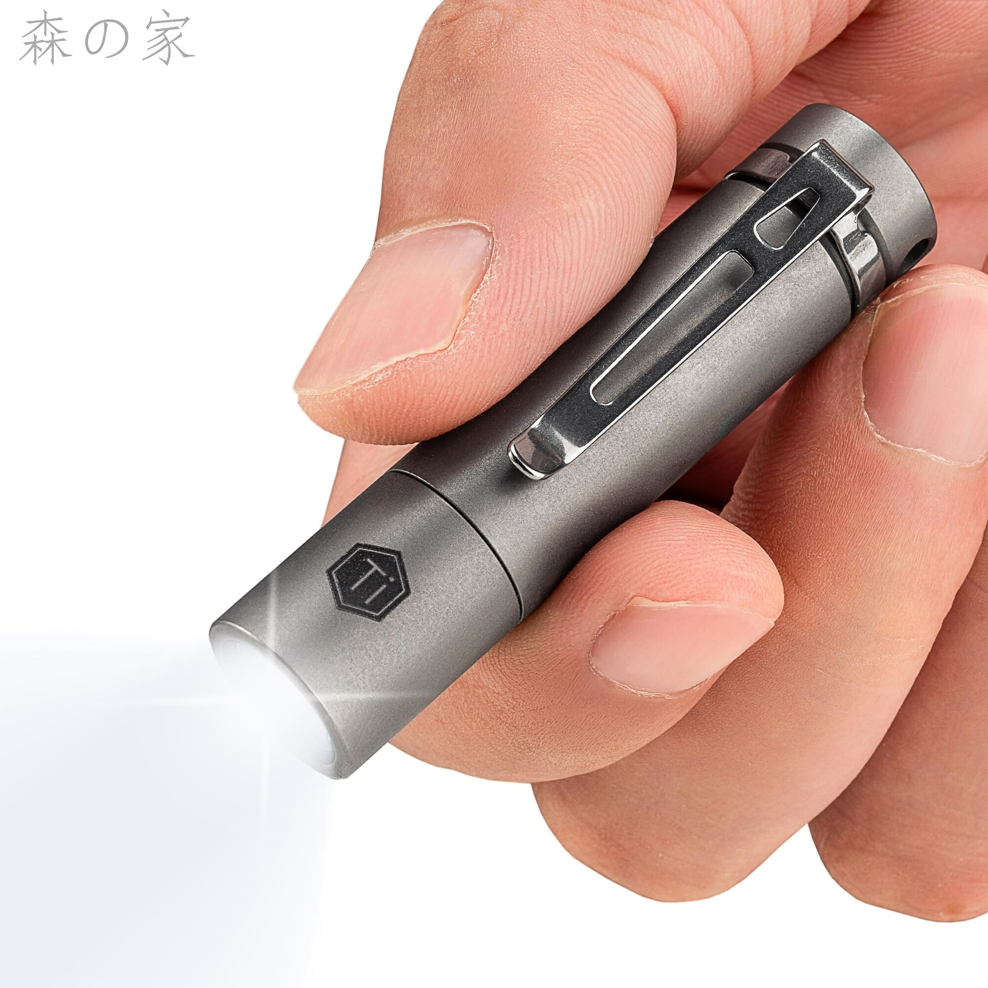 【送料無料】ミニ懐中電灯 クリップ付き 長さ60mm KF04 キーライト 小型 led チタン合金製 単4電池対応 フラッシュライト IPX8防水 ハンディライト 超軽量 耐衝撃 耐食性 キーホルダー ライト 防災 散歩 点検 キャンプ 作業 緊急用 アウトドア｜森の家
