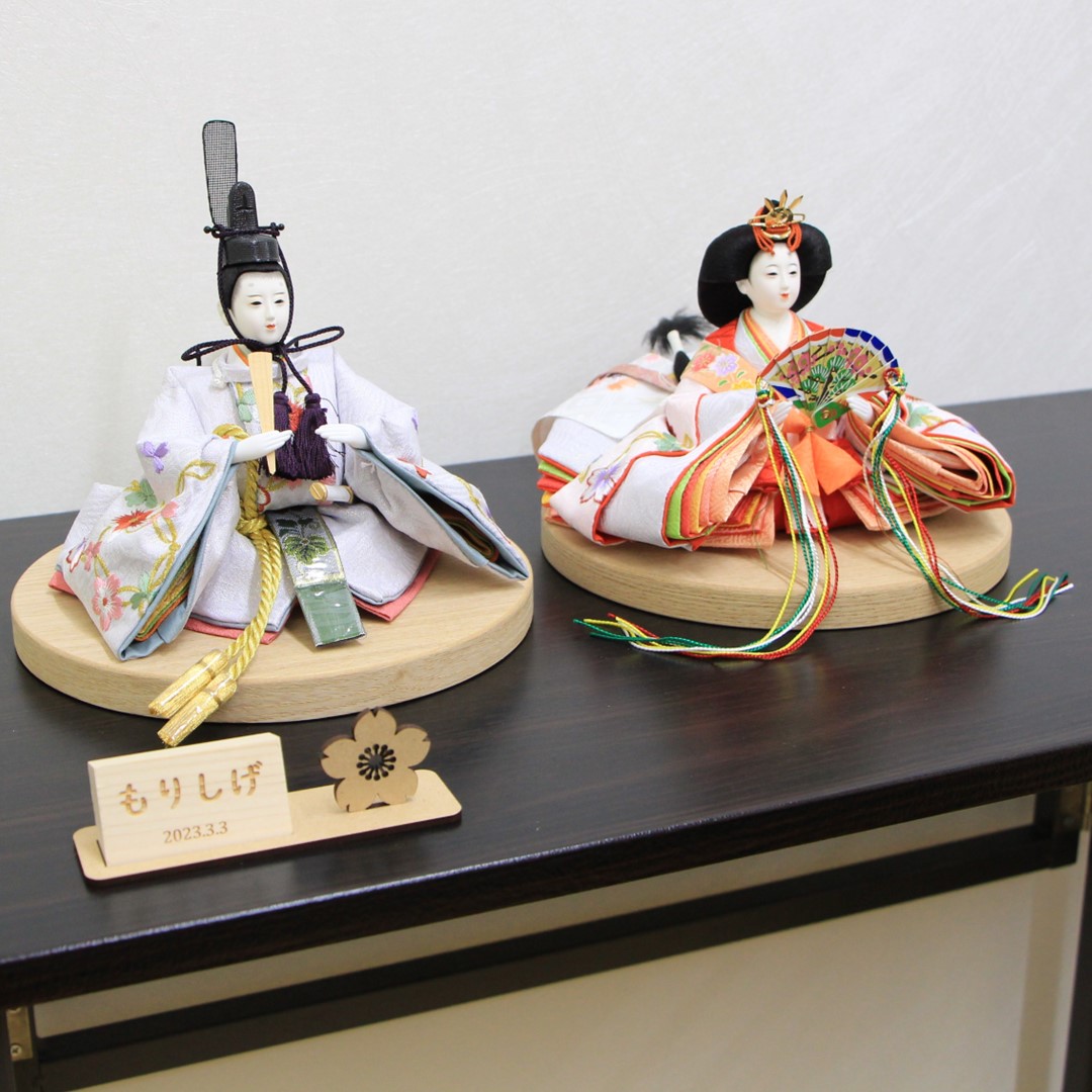 コンパクト 親王飾り 桜刺繍衣装 木製名前札プレゼント 幅4cm のし対応