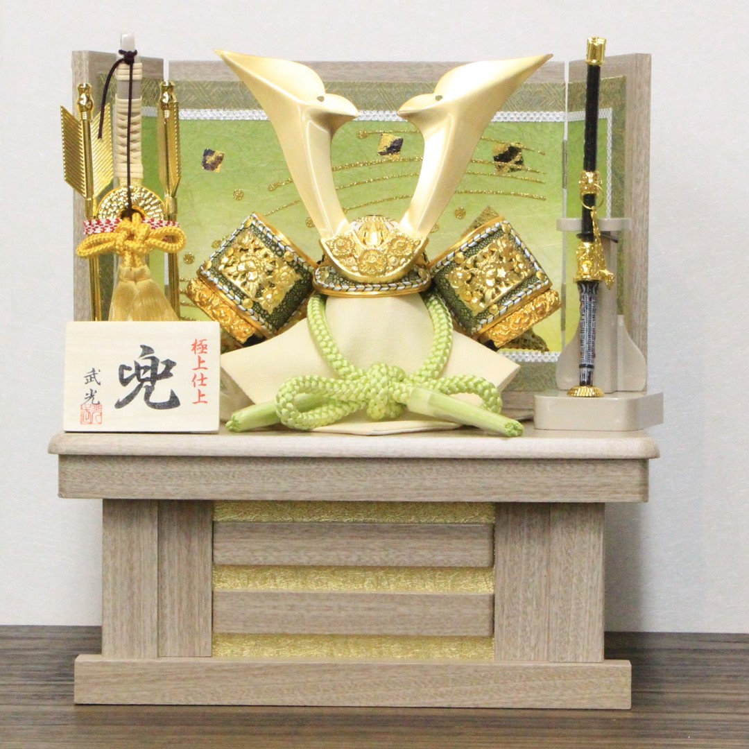 五月人 兜飾りつけ 納める飾りつけ 5号 大鍬形兜書き割り うす茶色肌理三曲屏風  RB560 一風変わったひな形 オルゴール付き添い人活動写真立て差し上げ物