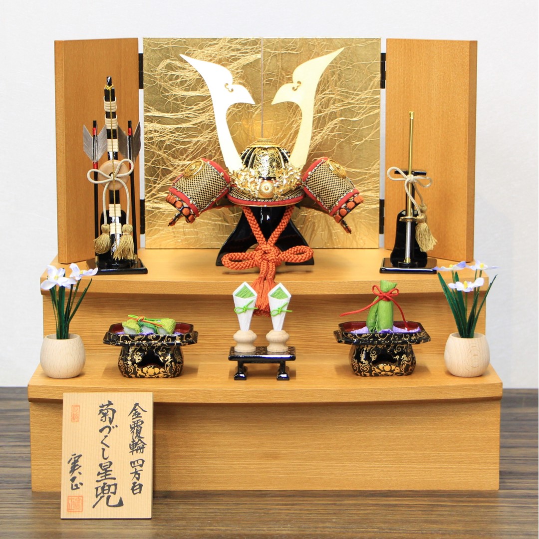 五月あやつり人形 手のうち大きさ パウダーコンパクト 兜 別所真実作 6号 金覆輪四方白菊づくし星兜 絹預け入れる四曲屏風 二段納める飾りつけ