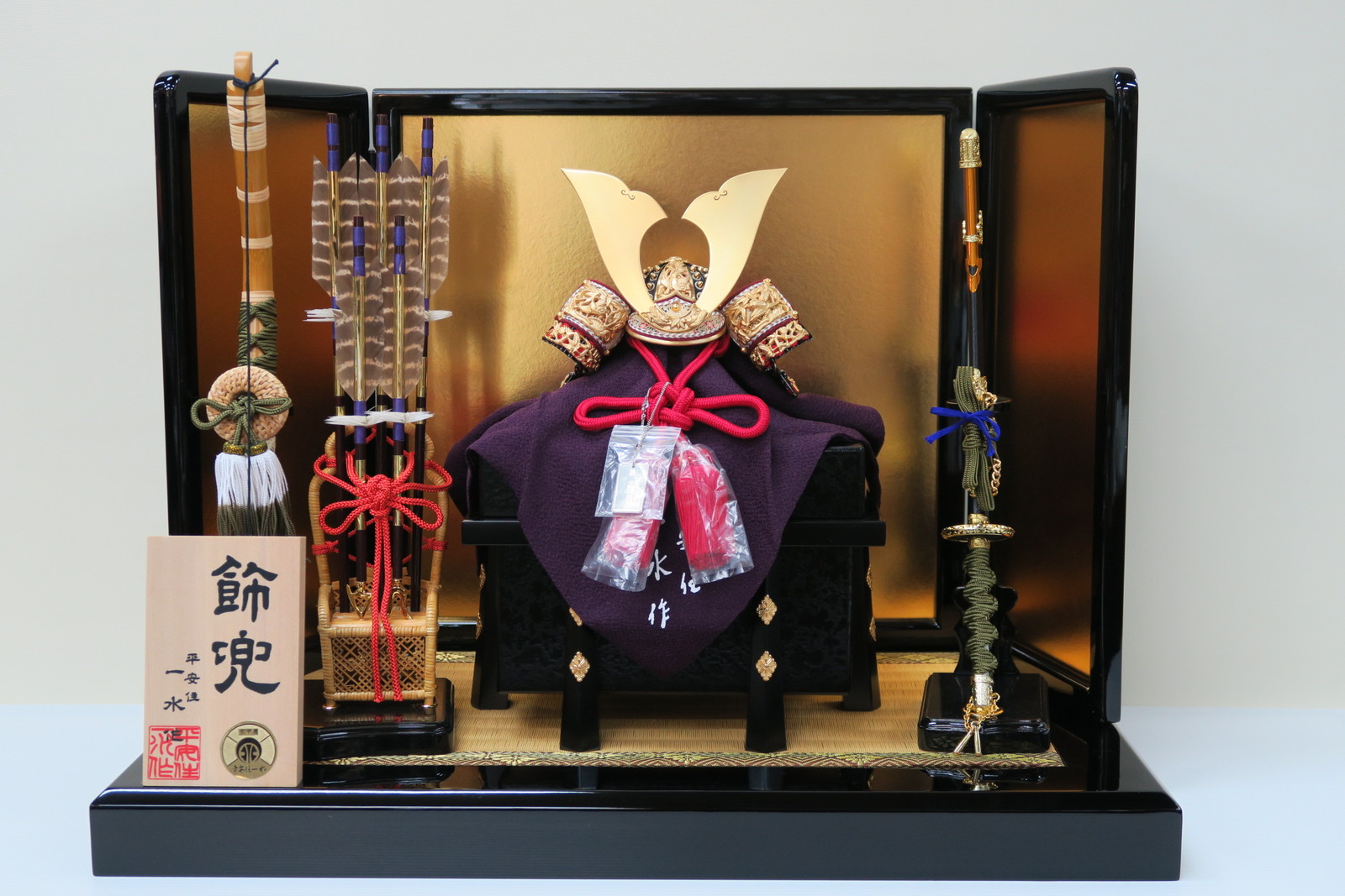 長閑やかさ一水作 8号御前上等竹雀之兜黒小札赤糸縅平飾りつけ