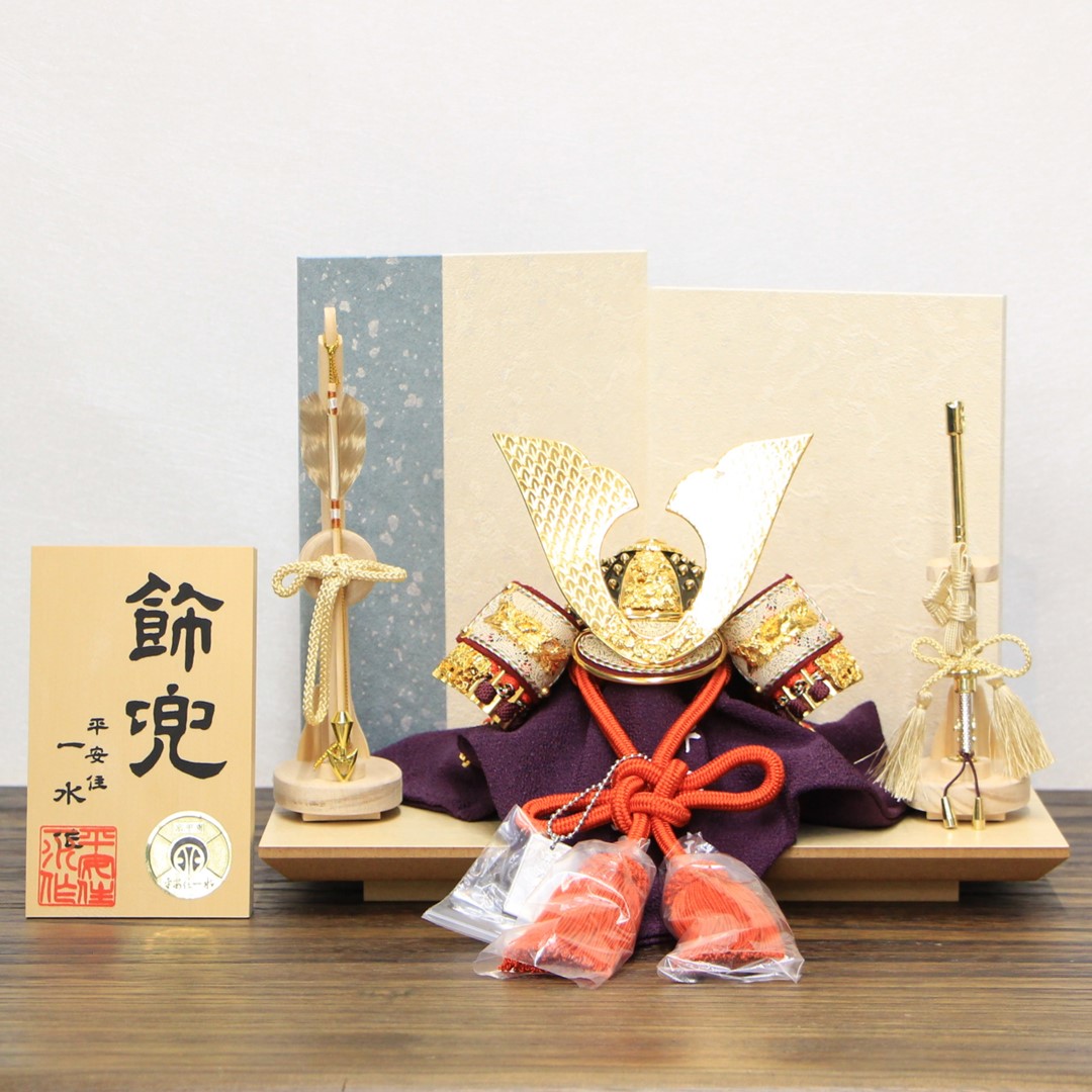 平安住一水作 8号 金小札朱赤糸縅 鳥毛光沢大鍬兜 二曲水色ライン屏風白木台飾り