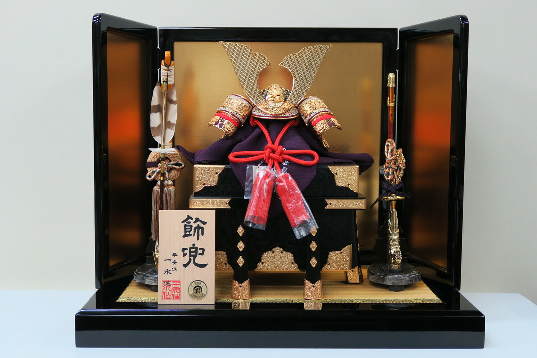 平安住一水作 12号 裾裏大鍬形金小札朱赤糸縅兜 金屏風平飾りつけ書き割り